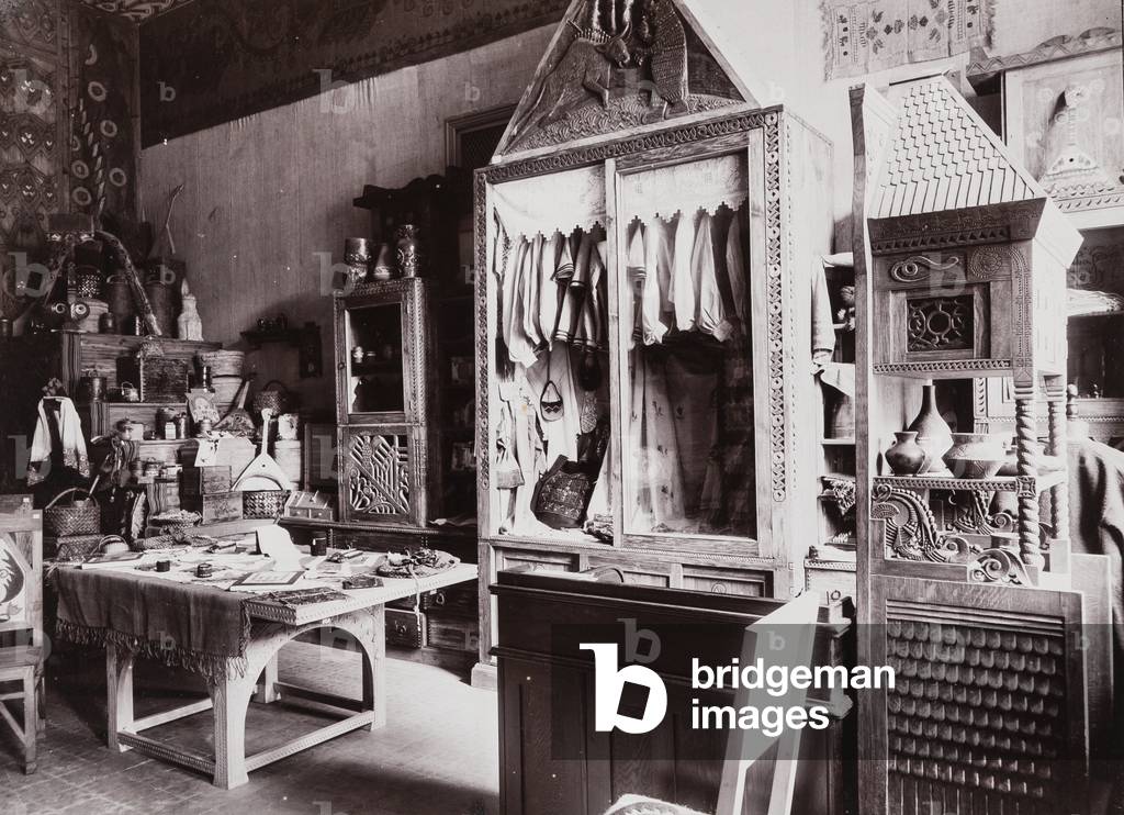 Photograph of Rodnik, Princess Maria Tenisheva's shop in Moscow, where items from the arts and crafts workshop on her Talashkino estate were sold, 1903 (photo)