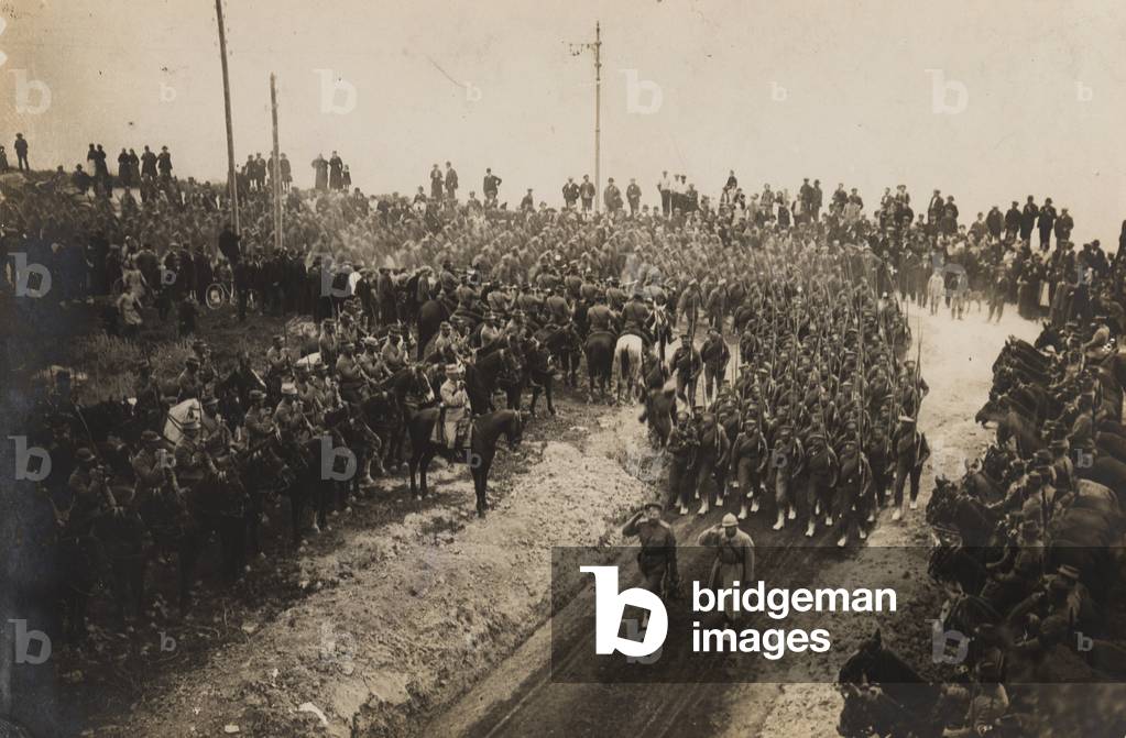 Photograph depicting soldiers of the Russian Expeditionary Force after disembarking in Marseille, marching to the Mirabeau Camp., 1916 (photo)