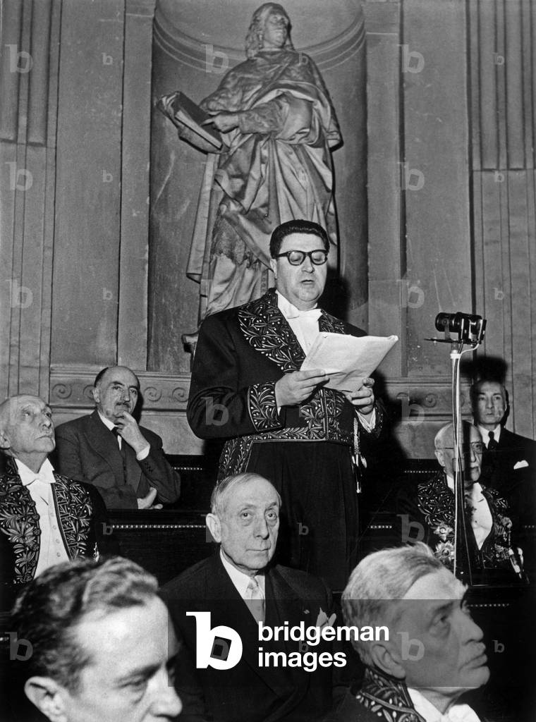 Admission of french writer Henri Troyat at the Academie Francaise, on february 25, 1960 : here making a speech, on l : Francois Mauriac, behind : Paul Bastide (photo)