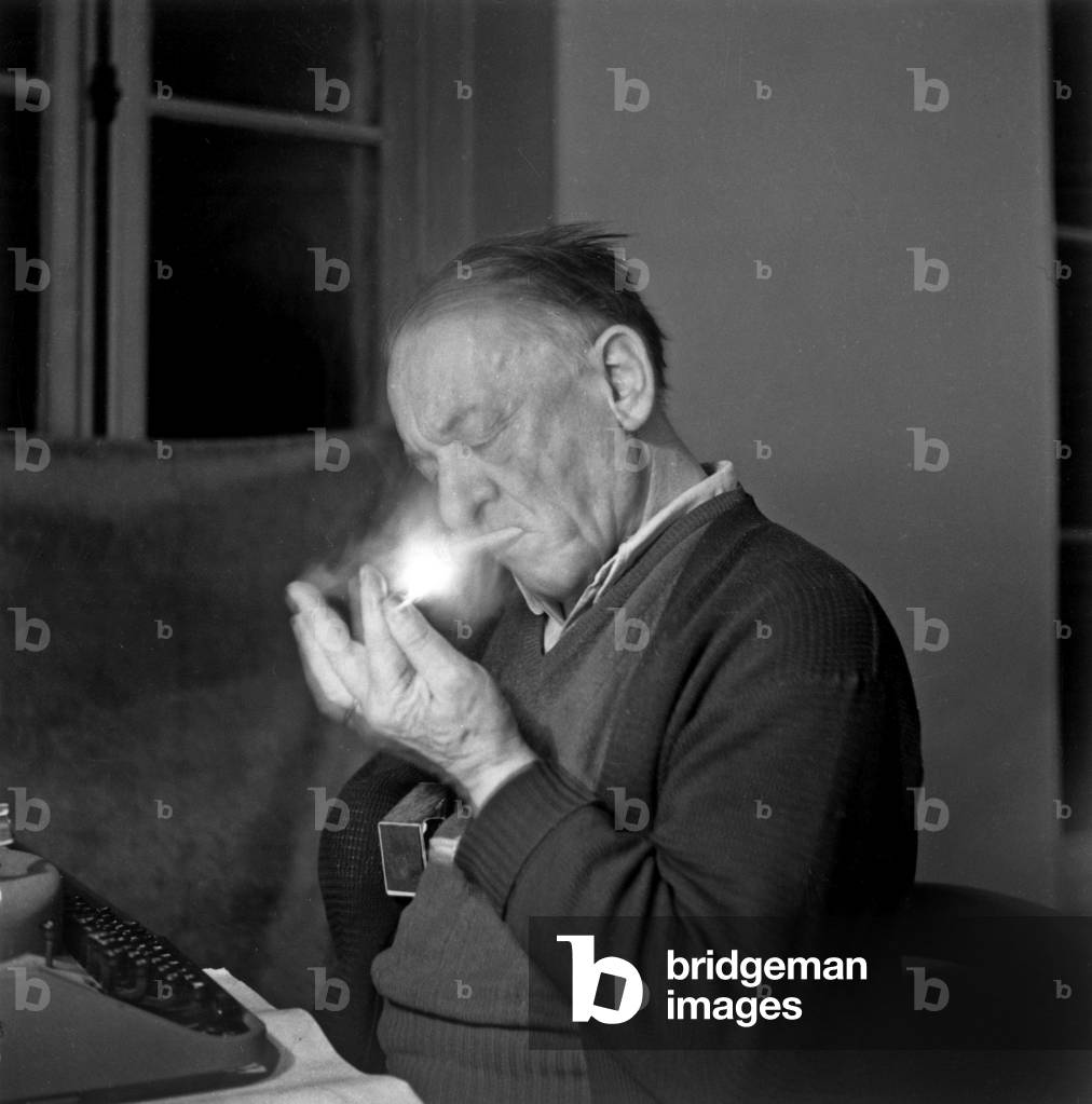 Blaise Cendrars (1887-1961), french writer, here at home, Paris, 1957 (photo)