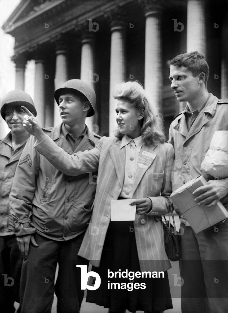 Young french woman of 'French Welcome Committee' with american soldiers, visiting Paris c. 1944