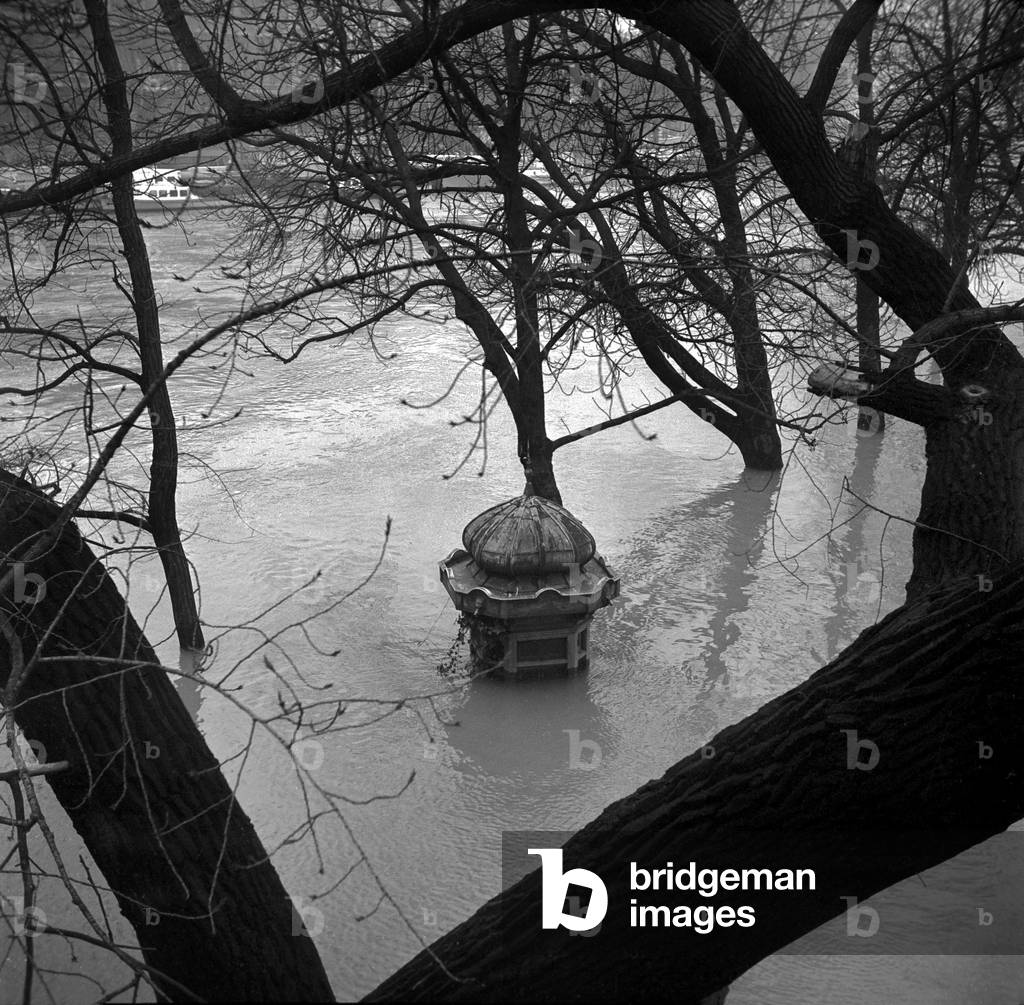 Flood in Paris in 1955 : Morris column (photo)