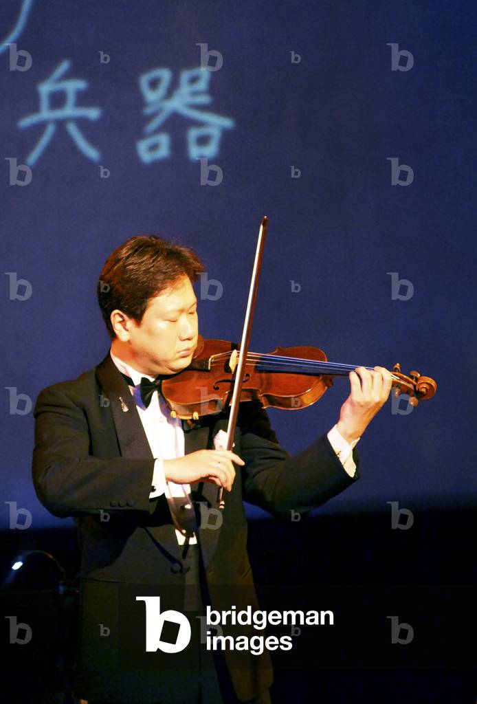 Masaaki Tonokura playing the Hibaku violin