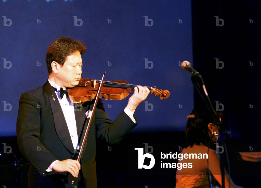 Masaaki Tonokura playing the Hibaku violin