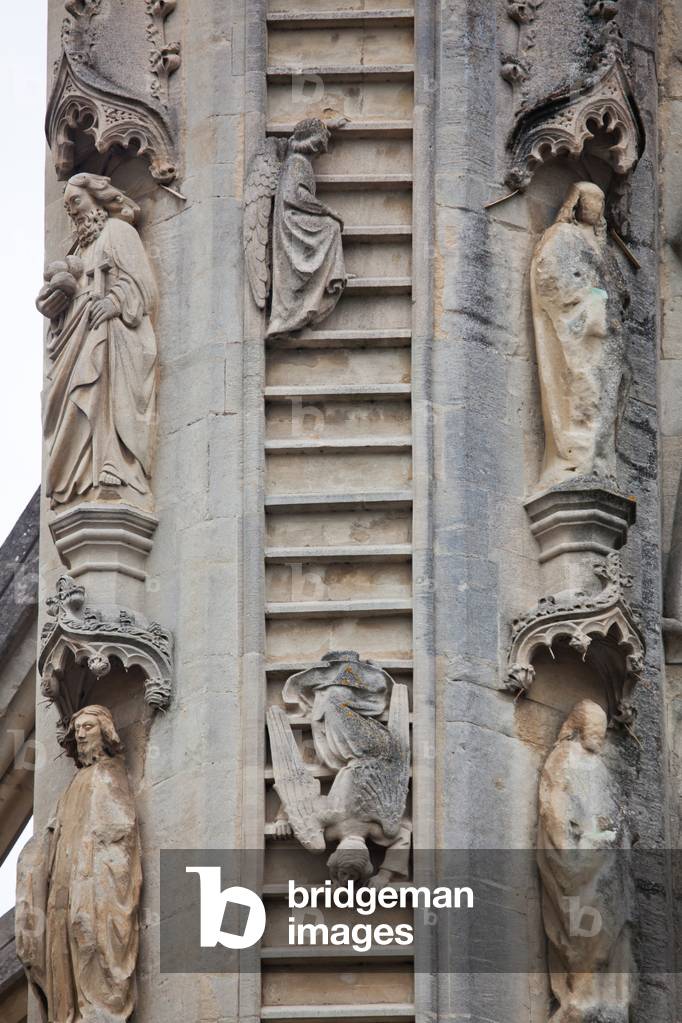 Decorated column, west facade, Bath Abbey (photo)