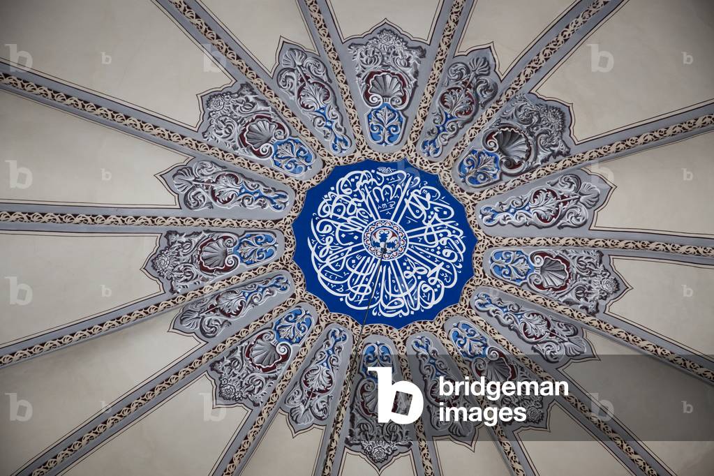 Decorated dome with Arabic writing, Blue Mosque, Istanbul, Turkey (photo) 
