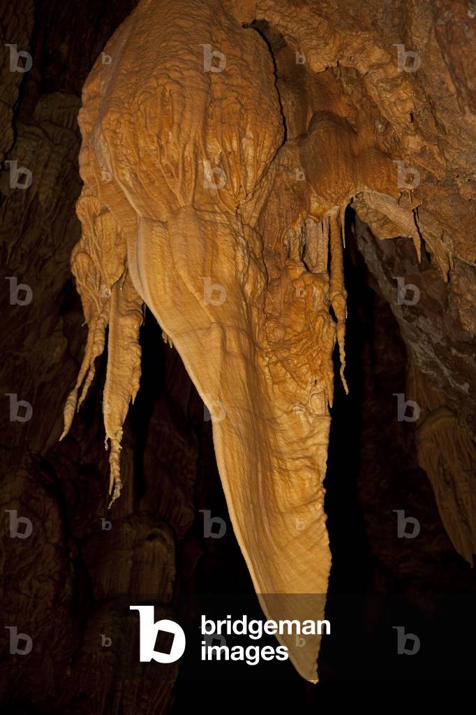 Stalactites, Dargilan Cave, France (photo) 