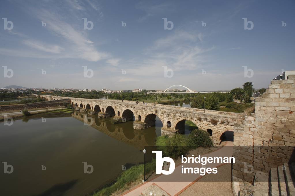 Roman Bridge over the Guardiana River, Merida, Spain, 2007 (photo)