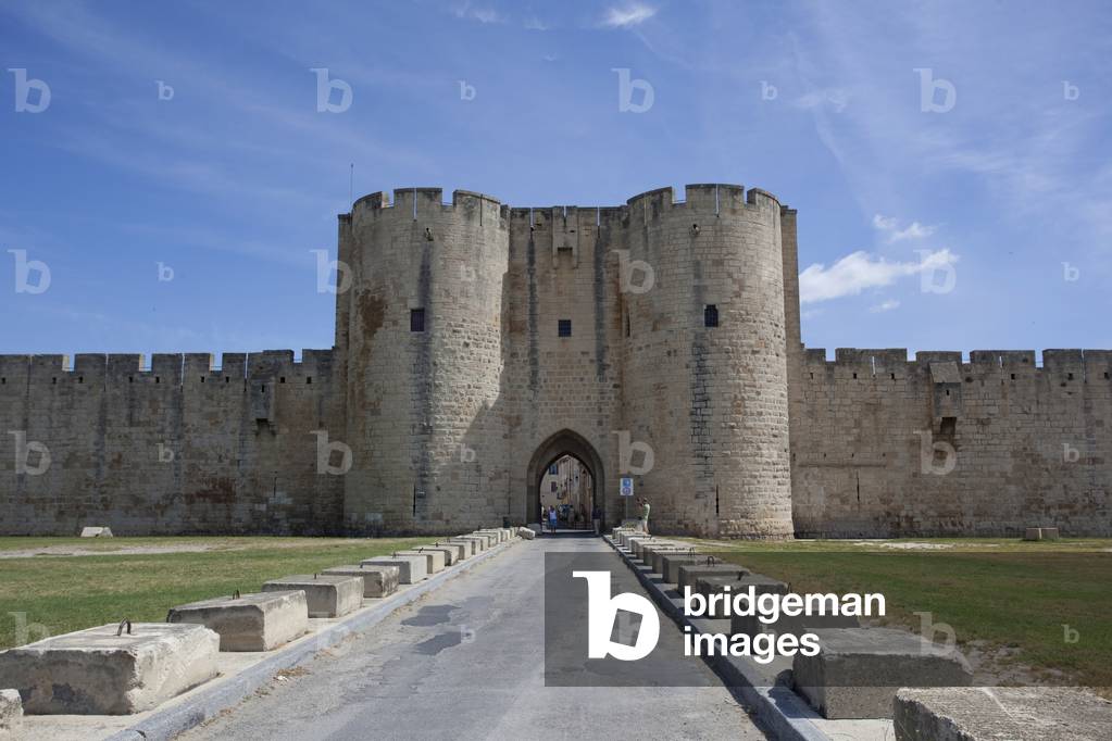 Main gate in the Southern wall, Aigues-Mortes, France (photo)