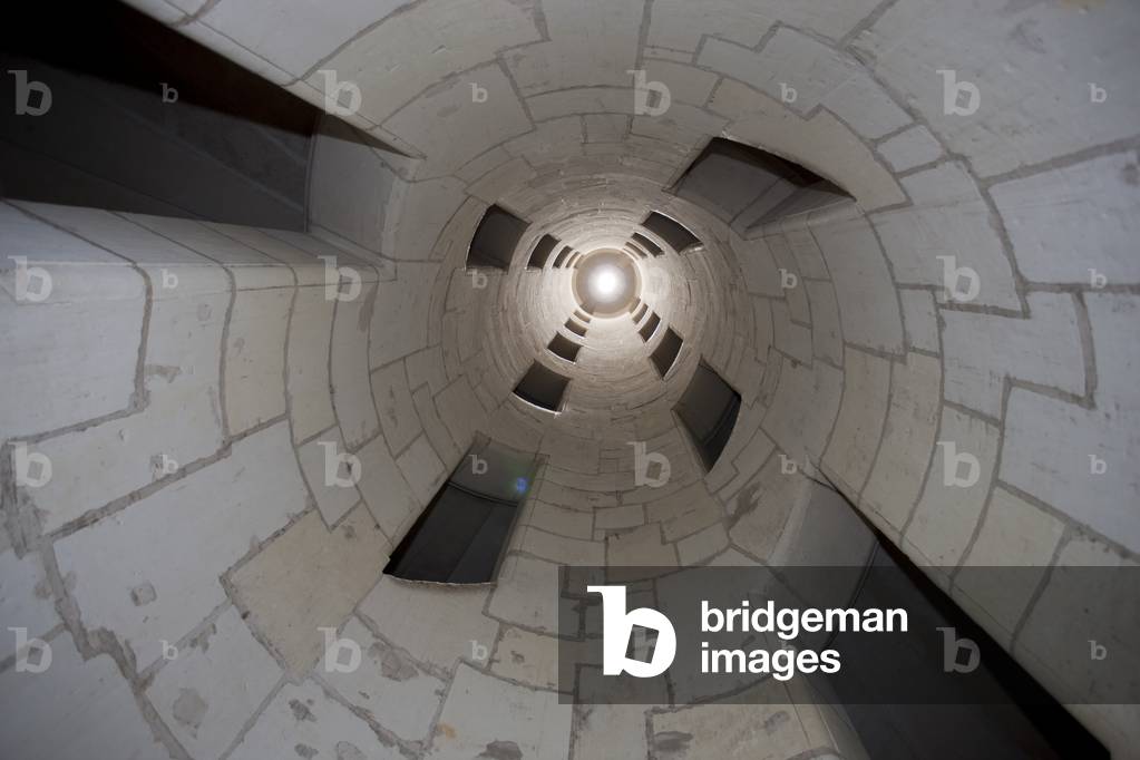 Shaft in the middle of a spiral stairway, Château de Chambord (photo)