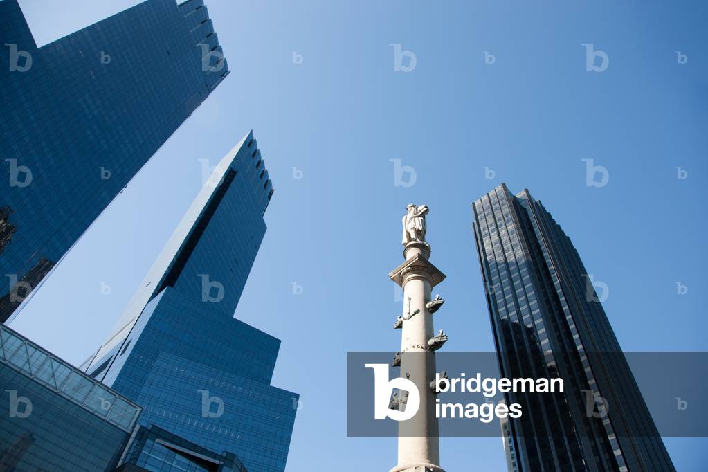 Modern structures and statue, New York, USA (photo)
