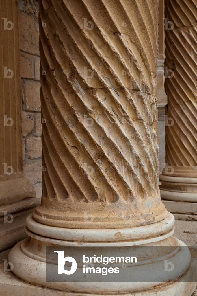 Column base in the Gymnasium of Sardis, Turkey (photo) 