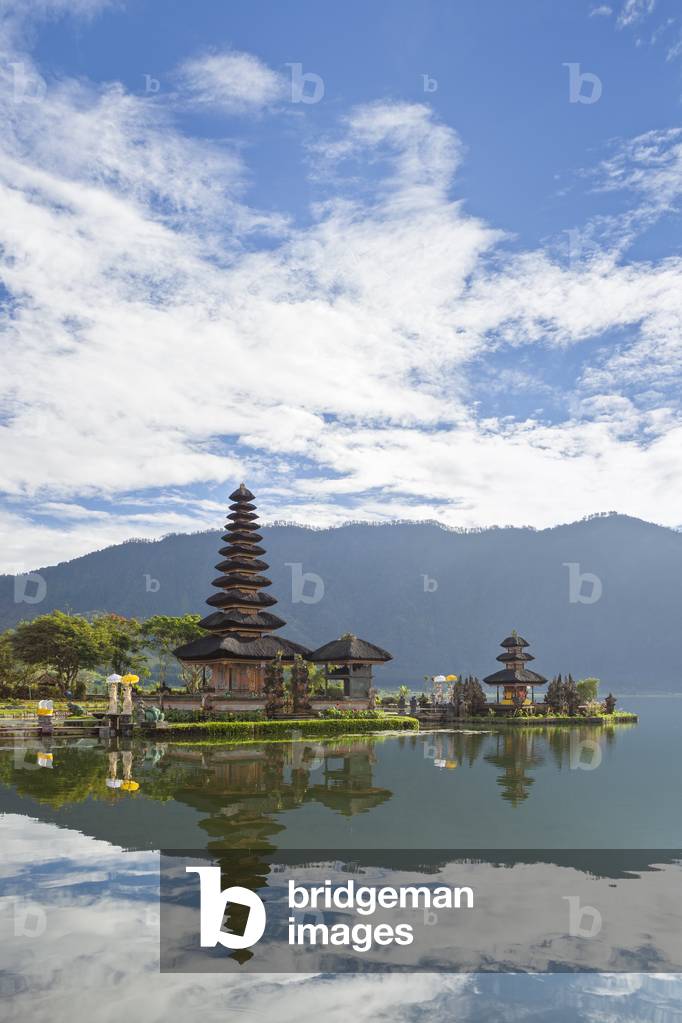 Pura Ulun Danu temple on Bratan lake, Bali, Indonesia (photo)