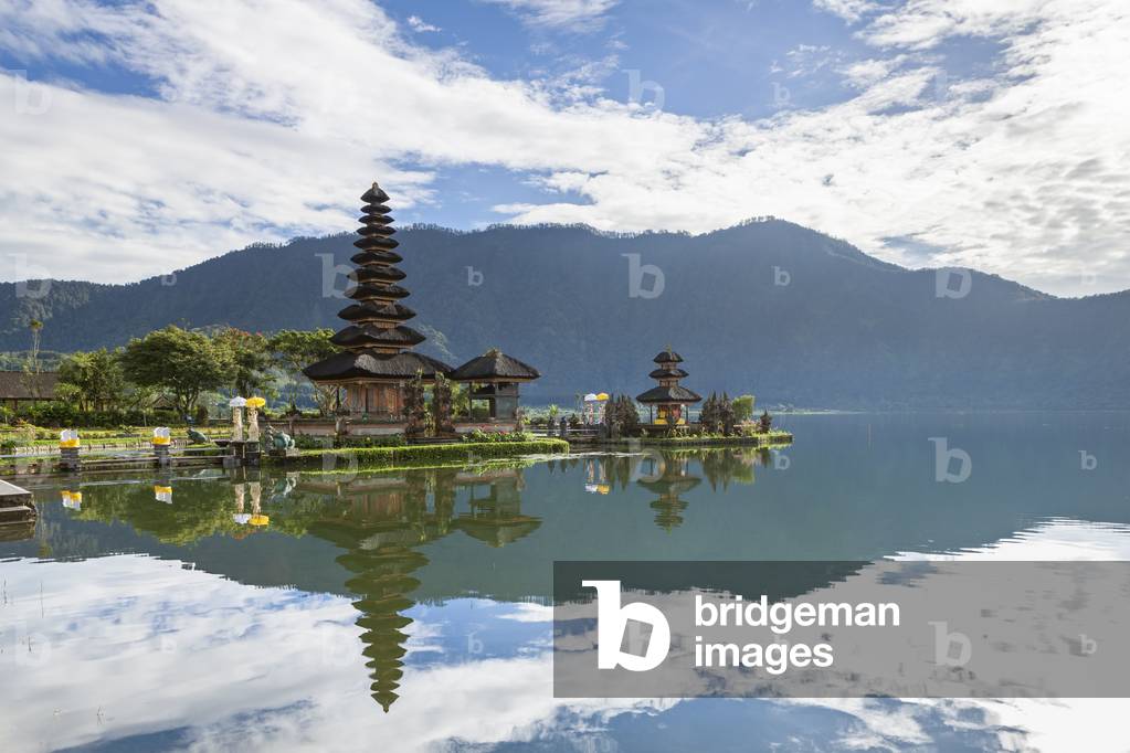 Pura Ulun Danu temple on Bratan lake, Bali, Indonesia (photo)