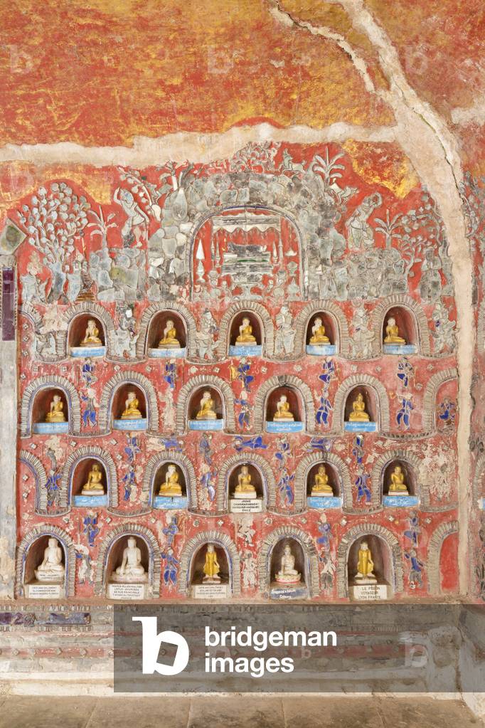 Wall with small Buddhas and leaded glass figures, Shwe Yaunghwe Kyaung Monastery, Nyaungshwe, Inle Lake, Myanmar (photo)