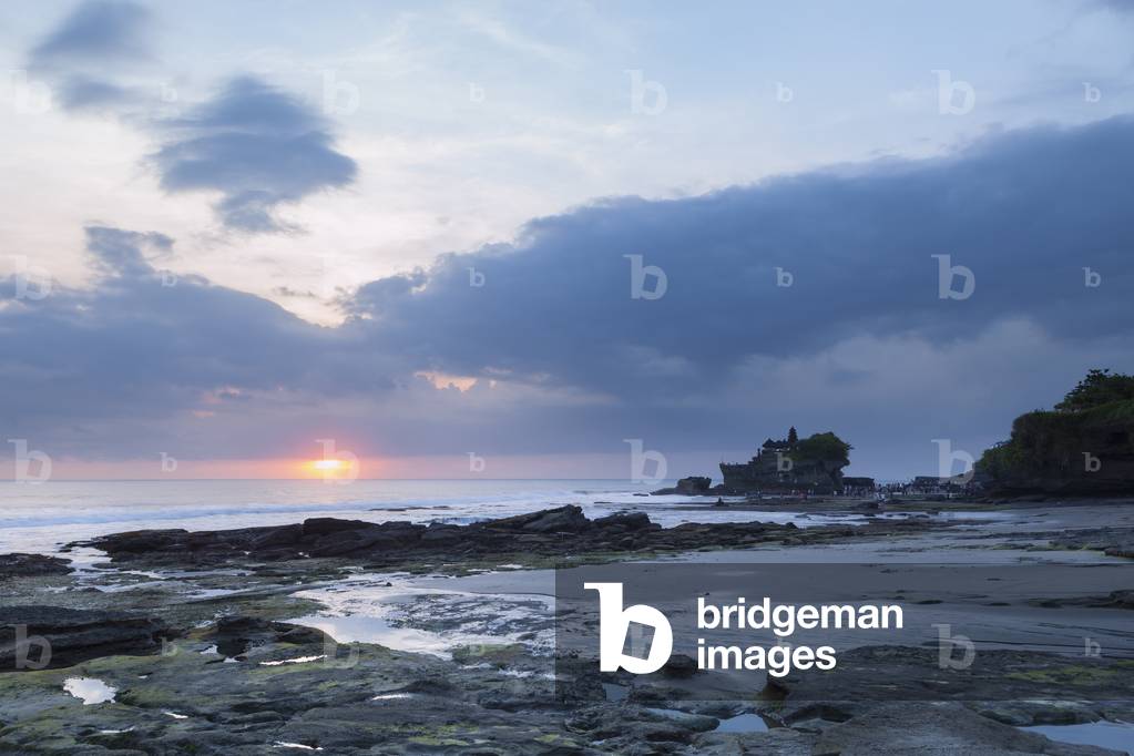 Pura Tanah Lot temple at sunset, Bali, Indonesia (photo)