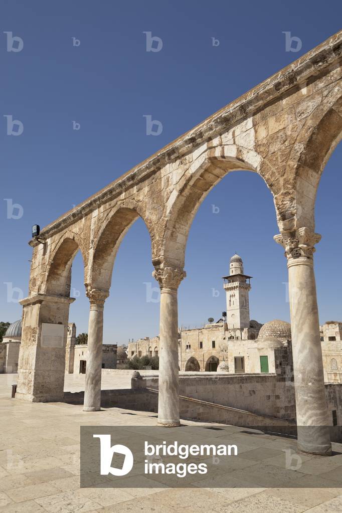 Women's Mosque Minaret beyond the Arches of the Stairs of Scales of Souls, Temple Mount, Old City, East Jerusalem (photo)