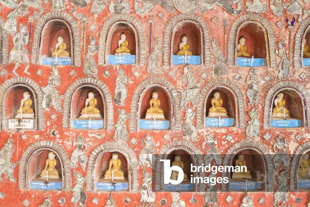 Wall with small Buddhas and leaded glass figures, Shwe Yaunghwe Kyaung Monastery, Nyaungshwe, Inle Lake, Myanmar (photo)