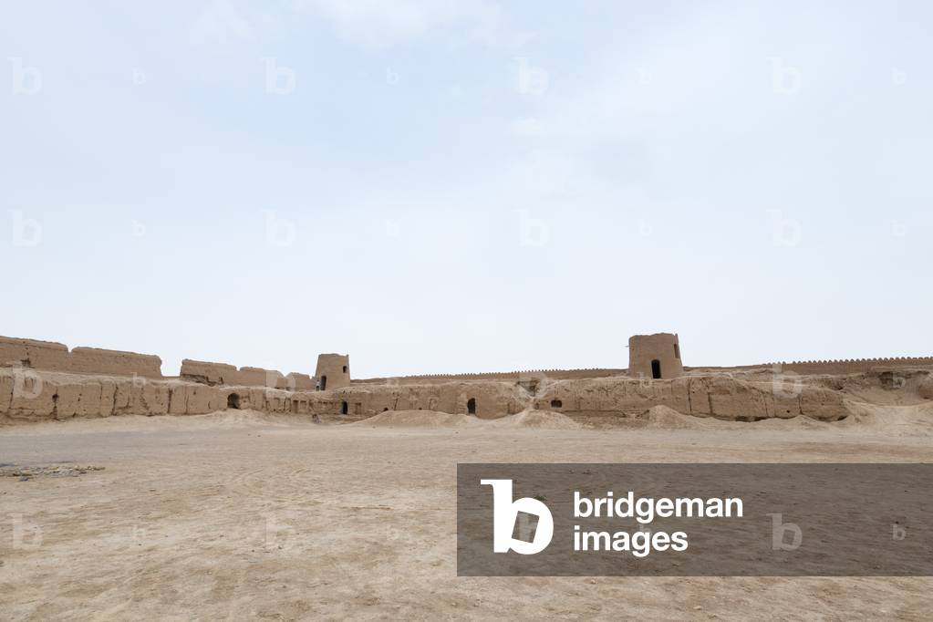Old city walls in Kashan, Iran (photo)