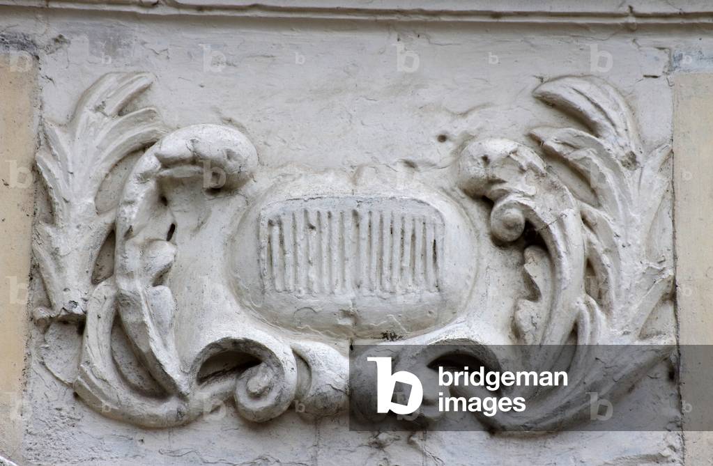 The Golden Comb, Facade of 50 square des Heros, Arras, Pas-de-Calais, France, 2019 (photo)