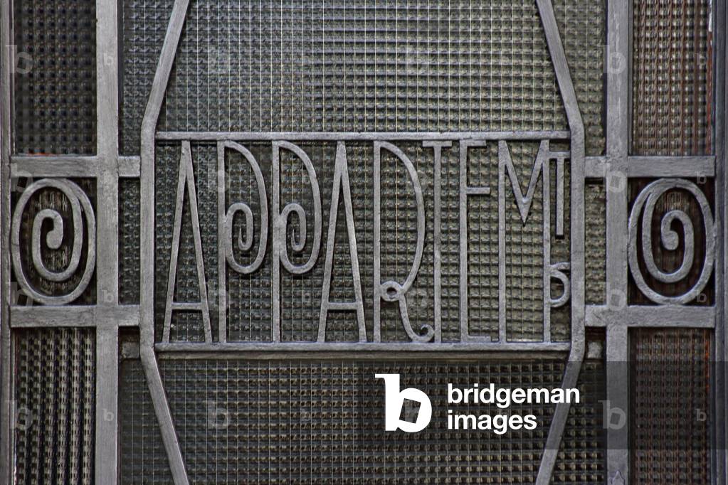 Detail of the entrance door of 19 rue de la sous-prefecture. Saint Quentin, Aisne, region Hauts de France, 2019 (photo)