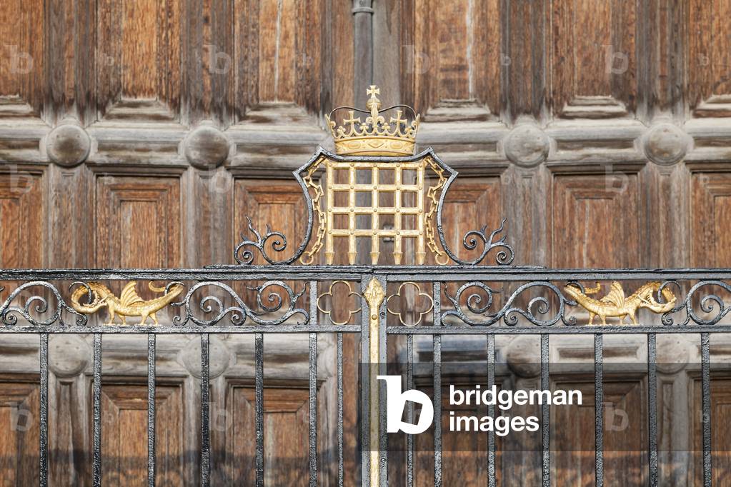 Crest on the railings at the entrance of King's College Chapel, Cambridge (photo)