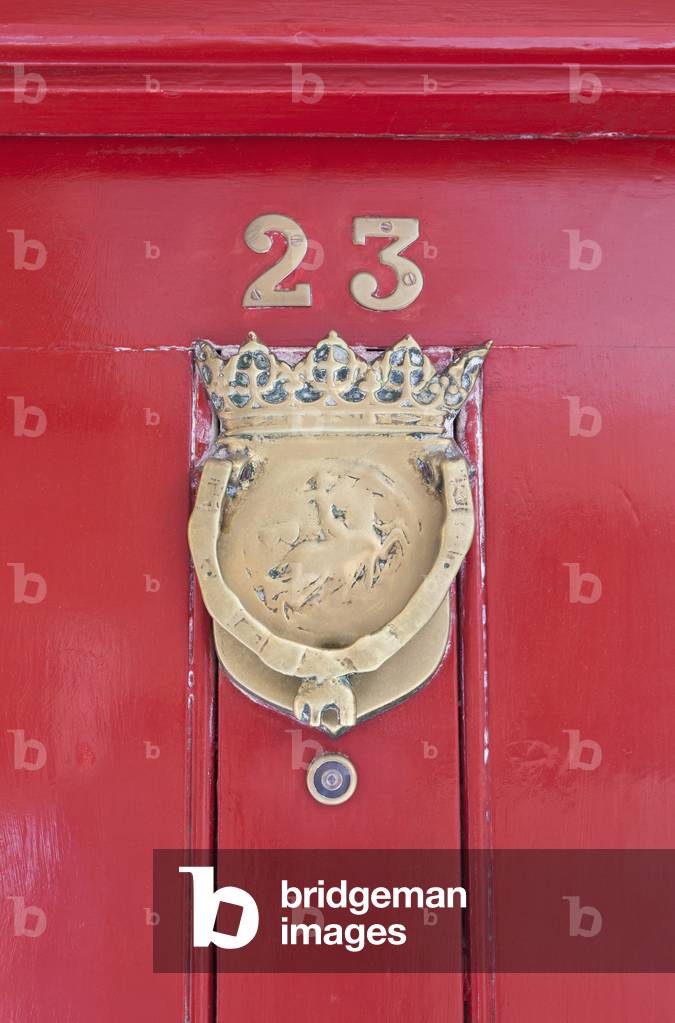 Door knocker at Goodwins Court, London (photo)