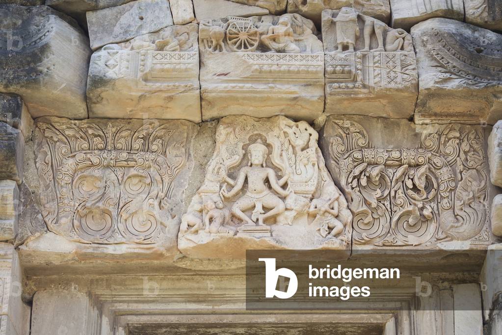 Lintel on the northern entry to the main tower depicting Narai holding a cakra or wheel, a conch, a gada or club and a lotus flower in his four hands, Prasat Hin Phimai temple, Phimai historical park, Thailand (photo)