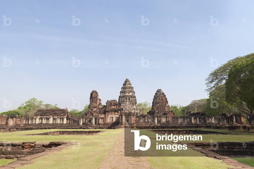 Passage way of Prasat Hin Phimai temple, Phimai historical park, Thailand (photo)