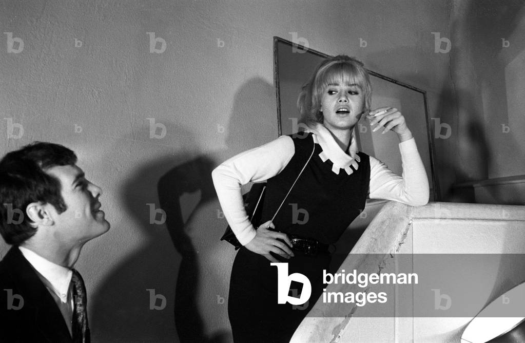 Guy Bedos and Sophie Daumier rehearsed at home on January 23, 1965 (b/w photo)