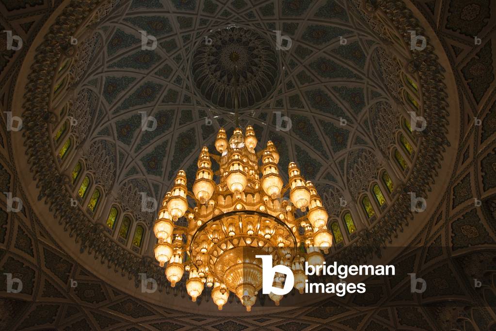 Sultan Qaboos Grand Mosque, interor with chandeliers, Muscat, Oman (photo)