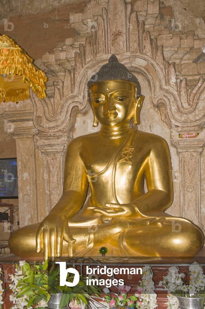 Golden Buddha statue, Htilominlo Gupahaya-gyi Temple, Old Bagan, Myanmar