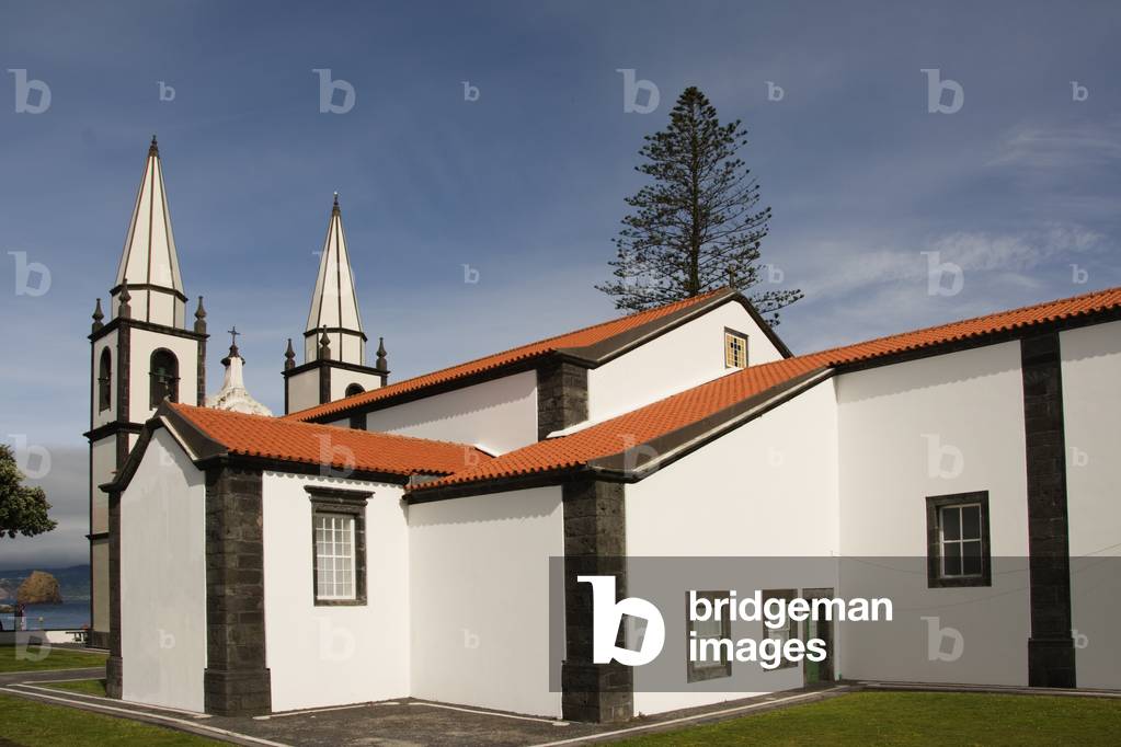 View of the Church of St Mary Magdelene, Sao Roque, Pico Island, Azores, Portugal (photo)