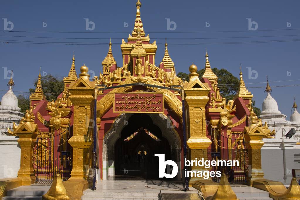 Entrance of Kuthodaw Paya, Mandalay, Mandalay Region, Myanmar (photo)