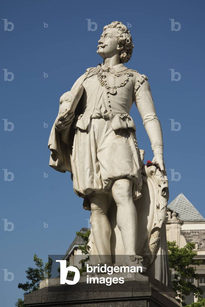 Statue of Antoon Van Dyck,  Flemish Baroque artist  (1599 - 1641), Antwerp (Antwerpen),  Belgium (photo)