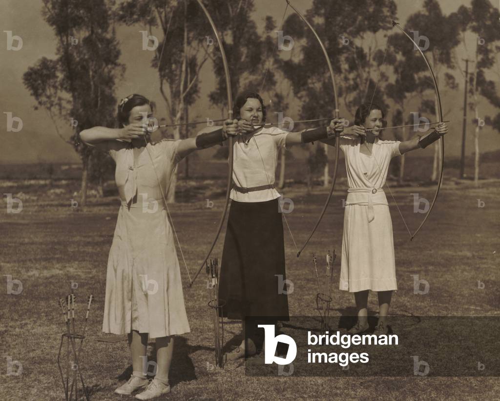 Women practising archery, USA, 1925 (b/w photo)