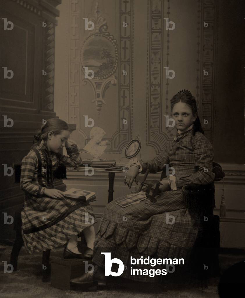 Ragazze che leggono, 1890 (foto b/n)