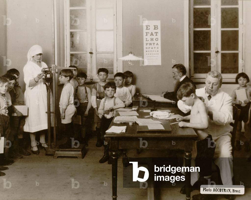 Visit to the 'Goutte de Lait Brestoise', 1910 (b/w photo)