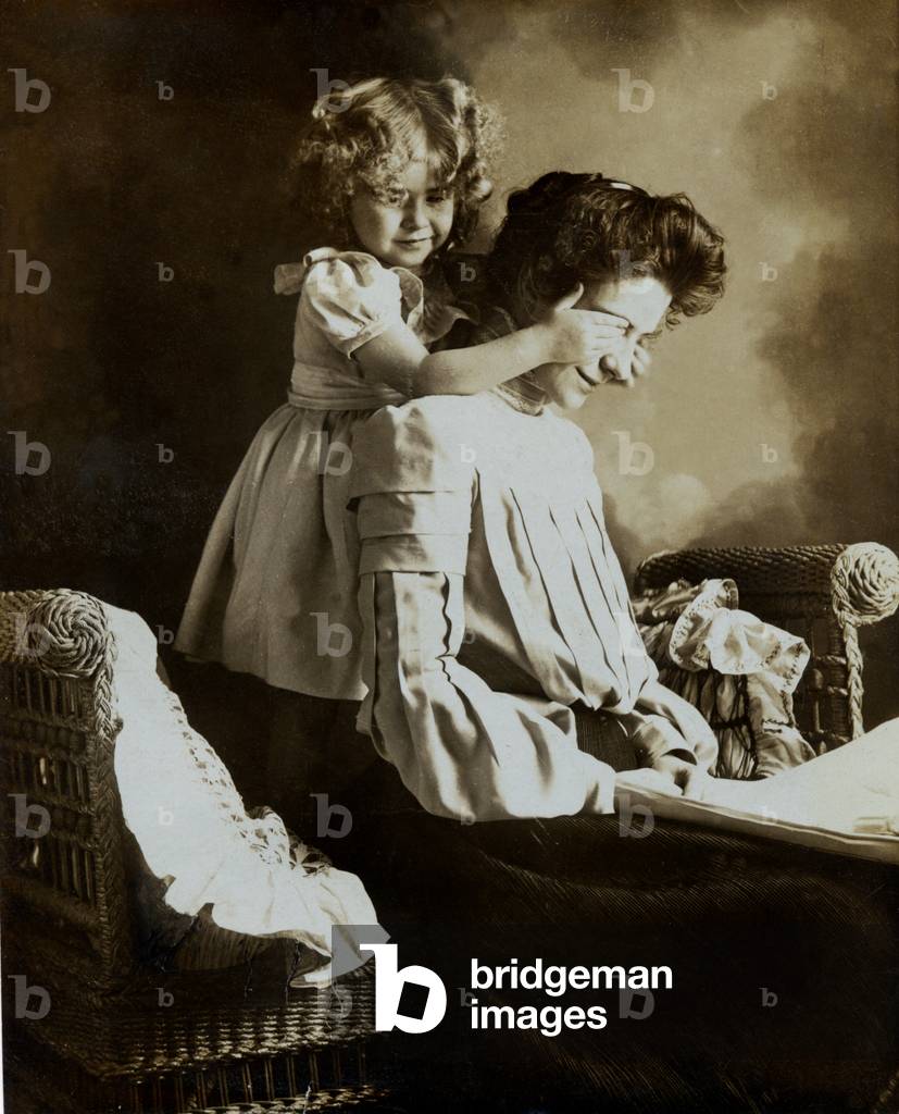 Mother and child playing, 1900 (b/w photo)