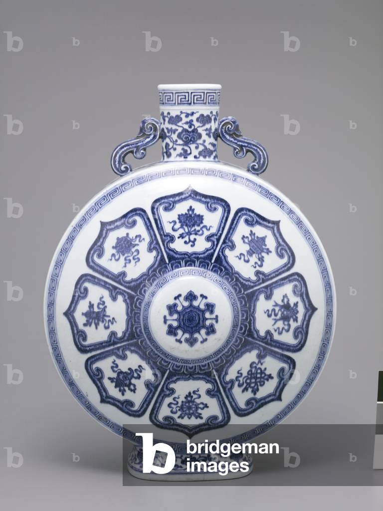 Flask, 1736-95 (Porcelain with underglaze-blue decoration)