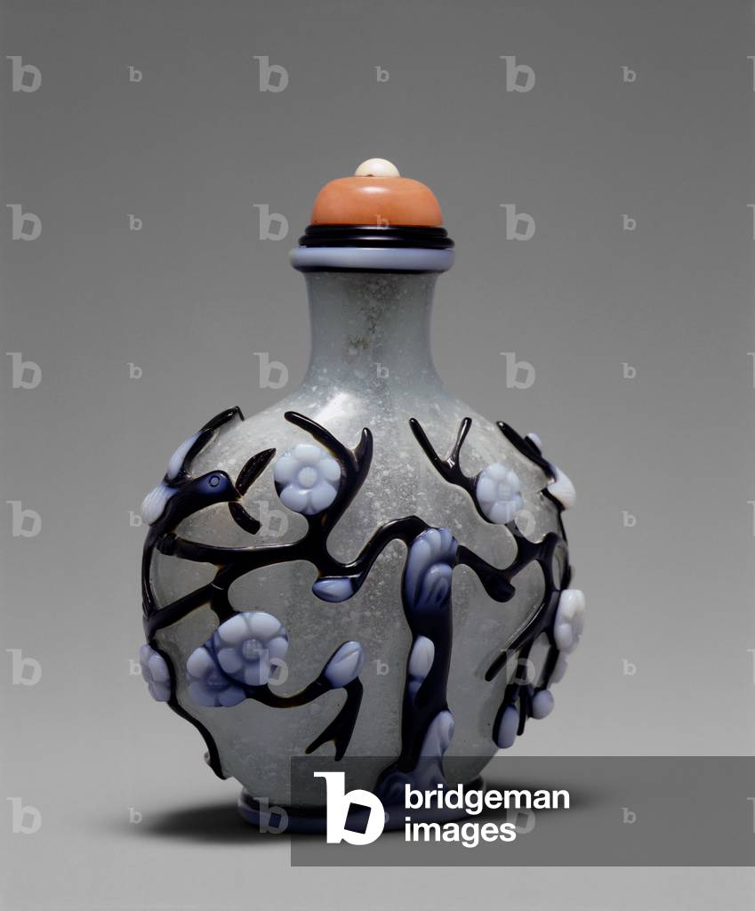 Snuff Bottle, 1780-1850 (Glass with double overlay and carved
decoration)