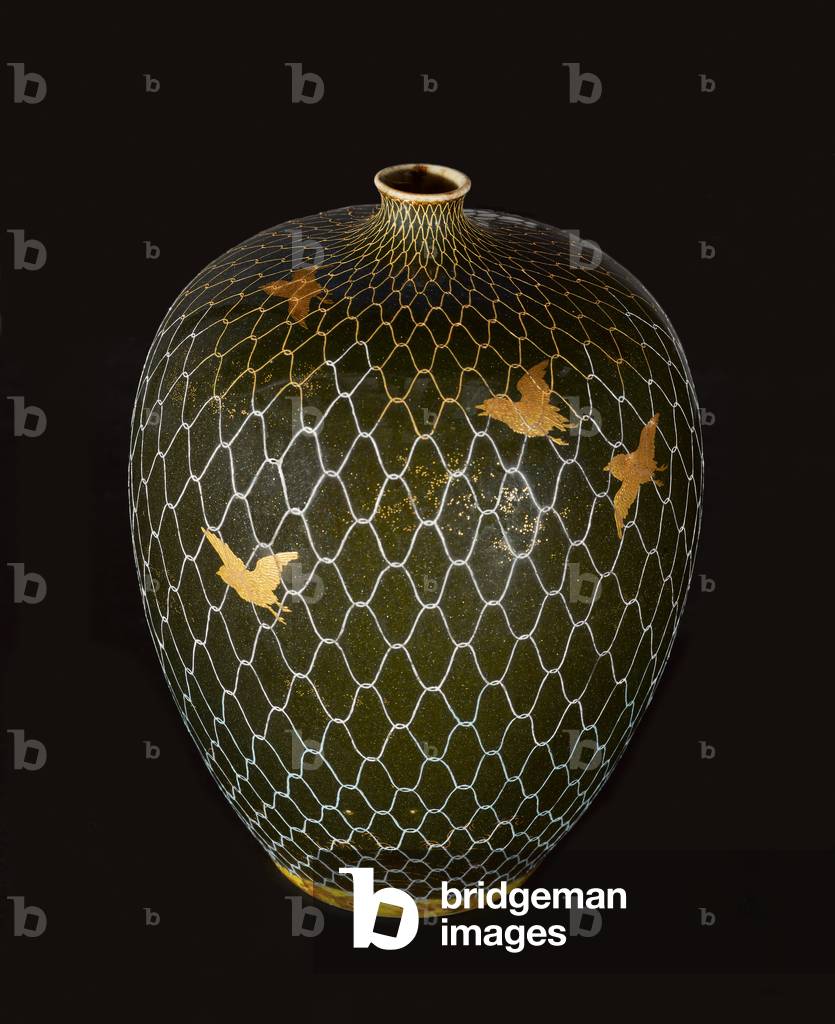 Vase decorated with flying birds in a net, late
19th century (Porcelain with enamel glaze, gilding and wire)