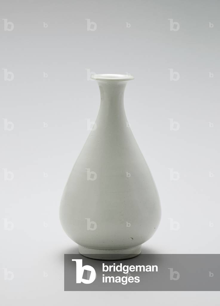 Pear-shaped bottle, late 15th to early 16th
century (Porcelain with clear glaze)