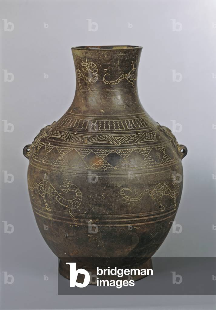 Black pottery vase in shape of hu, c.3rd
century B.C. (black earthenware with incised decoration)