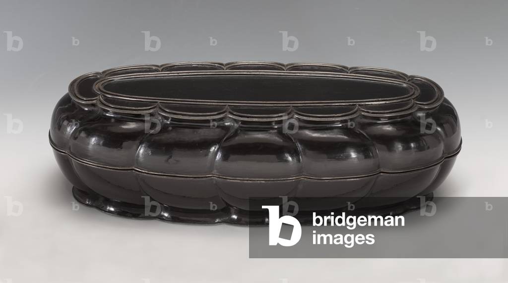Twelve-lobed black lacquer box, first half
14th century (Wood and lacquer)