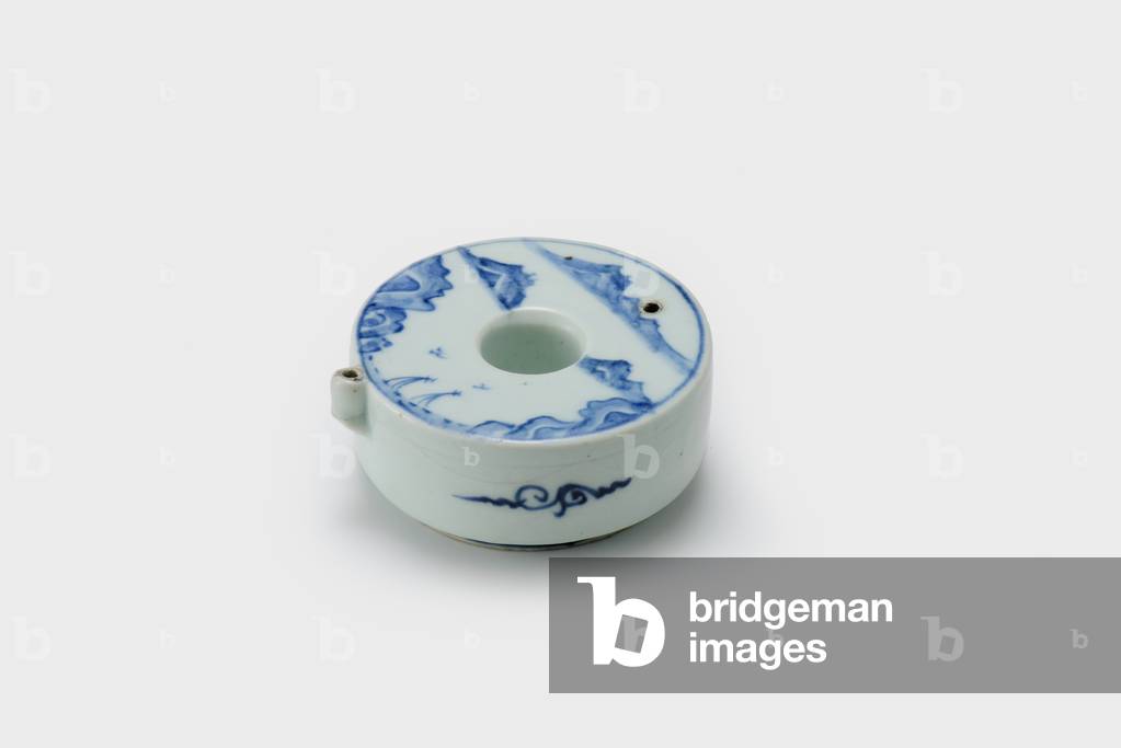 Waterdropper, early 19th century (Porcelain with blue underglaze)