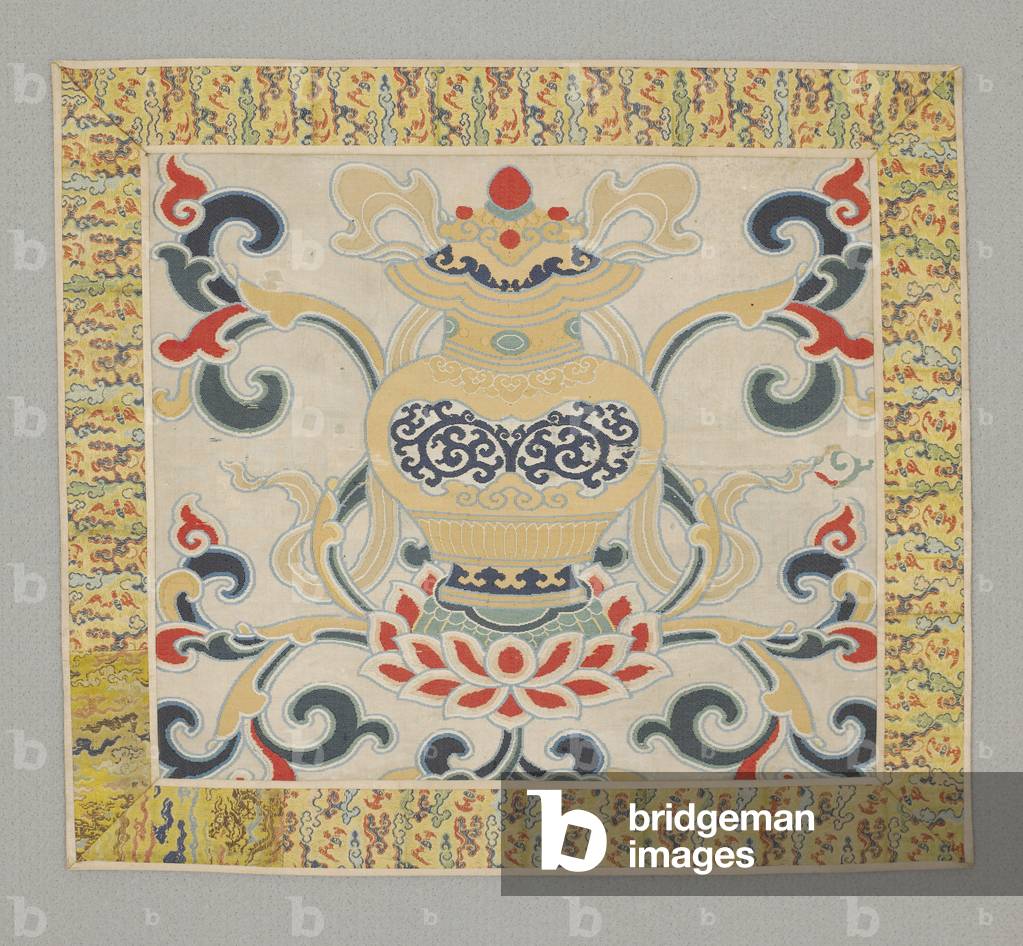 Eight Buddhist precious things, vase, 17th
century (compound and satin woven silk)