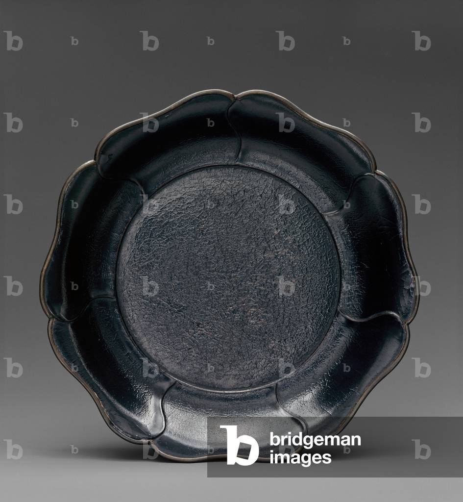 Lobed dish, 13th century (Black lacquer on wood)