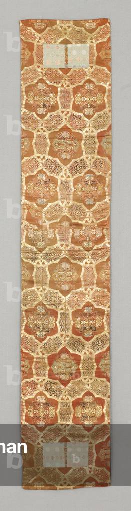 Temple runner (Satin and brocade with gold thread and
appliqué)