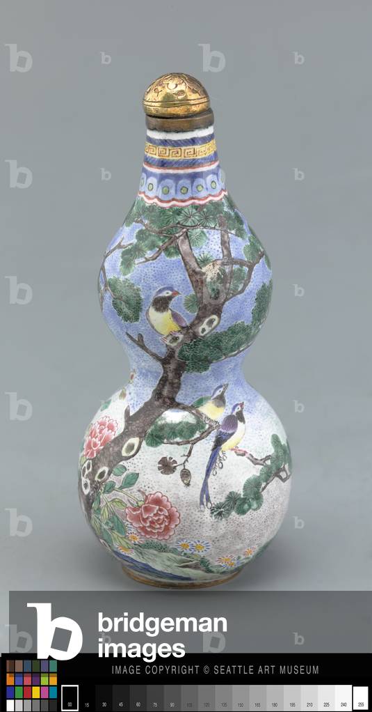 Double gourd snuff bottle with birds and pine
tree, 1796-1820 (Brass with overglaze enamel decoration and
gold stopper)